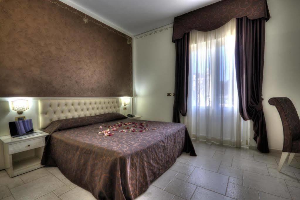 Hotel Madonna Delle Grazie Ceglie Messapica Exterior photo